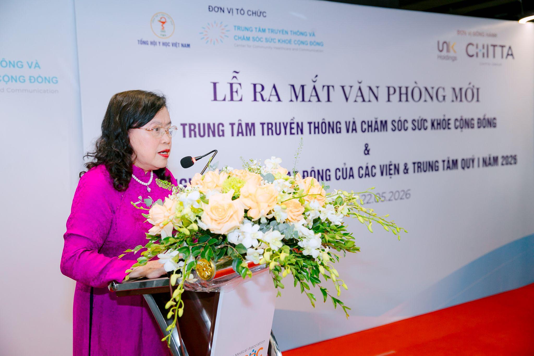 Assoc. Prof. Dr. Nguyen Thi Xuyen, President of the Vietnam Medical Association, addressing the ceremony.